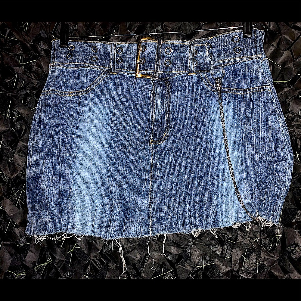 ⭐️SALE⭐️1995 MERRY GO ROUND Cut off Denim Skirt with Chain & Belt NWOT 😱